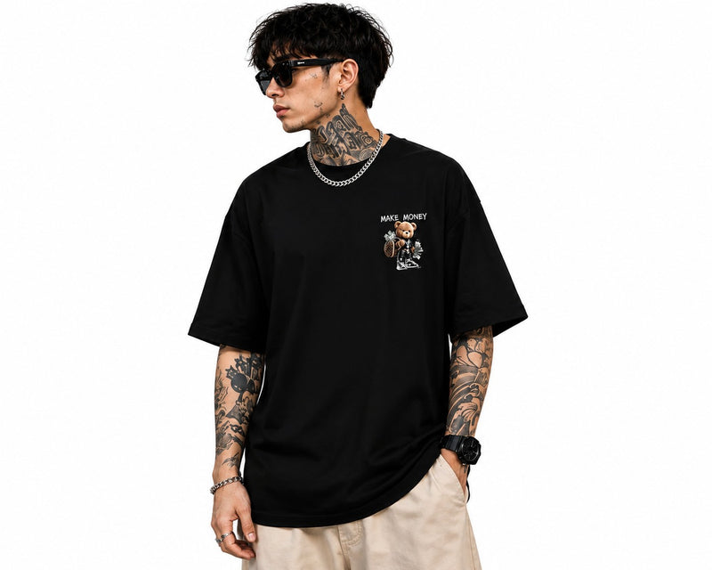 KLYRO FASHION black oversized cotton t-shirt with a bear graphic print worn by a tattooed man in sunglasses